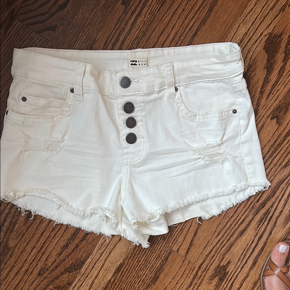 🌿Billabong Cream Distressed Jean Shorts🌿